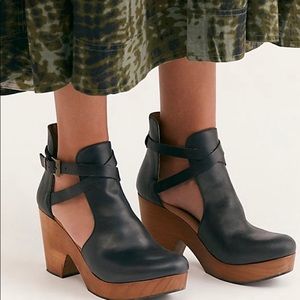 Free people cedar clogs, classic leather